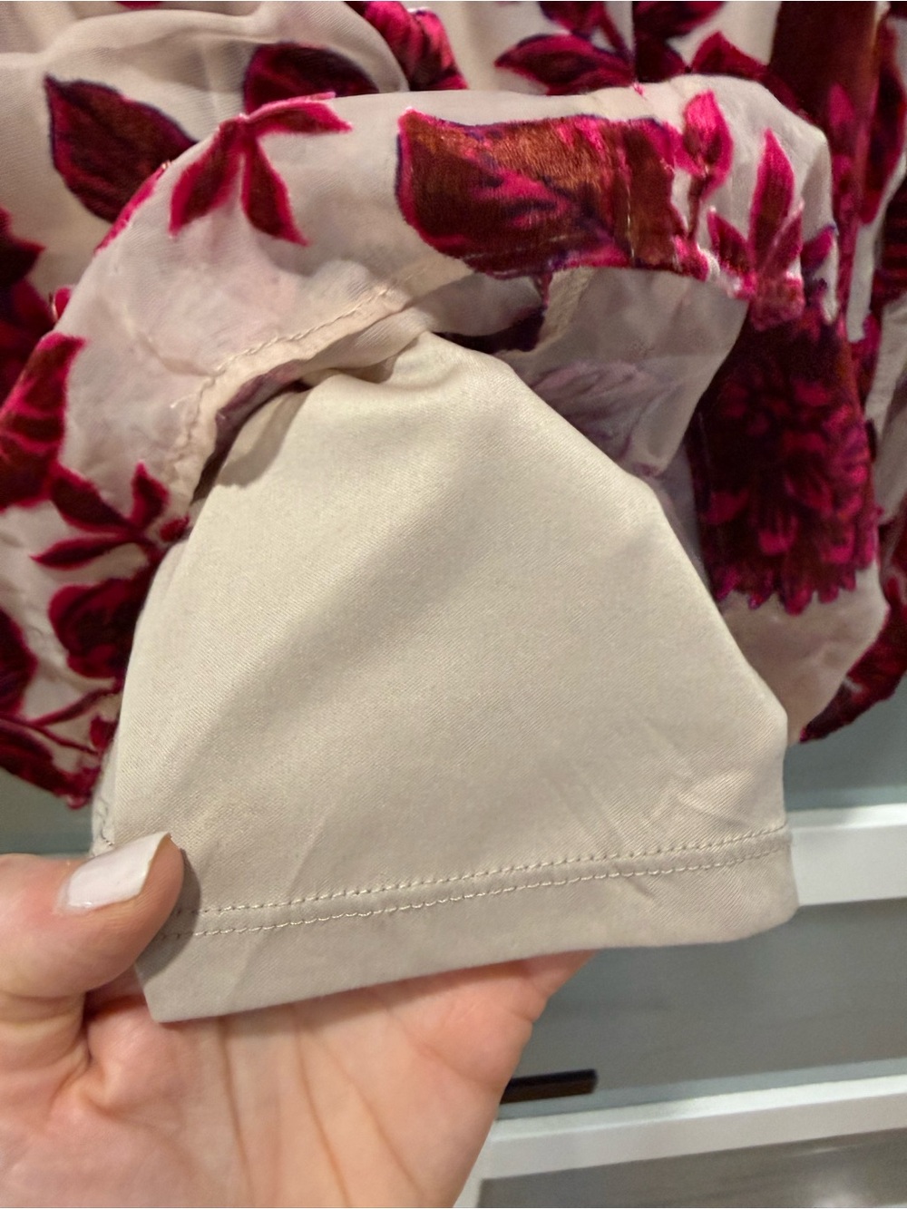 Bloomingdale’s Cupio Red Floral Burnout Ruffle Blouse on Cream size Large - Picture 13 of 16